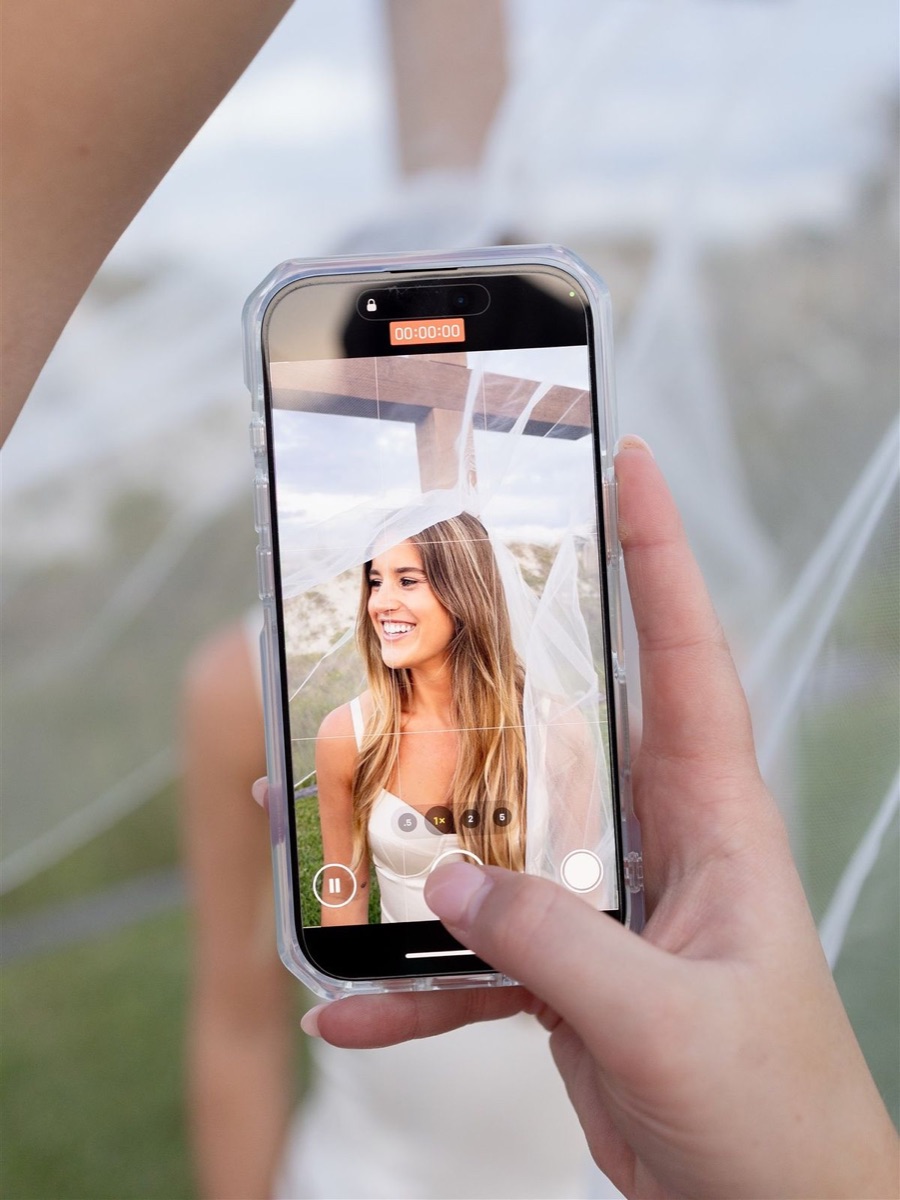 Grabando a la novia con un celular