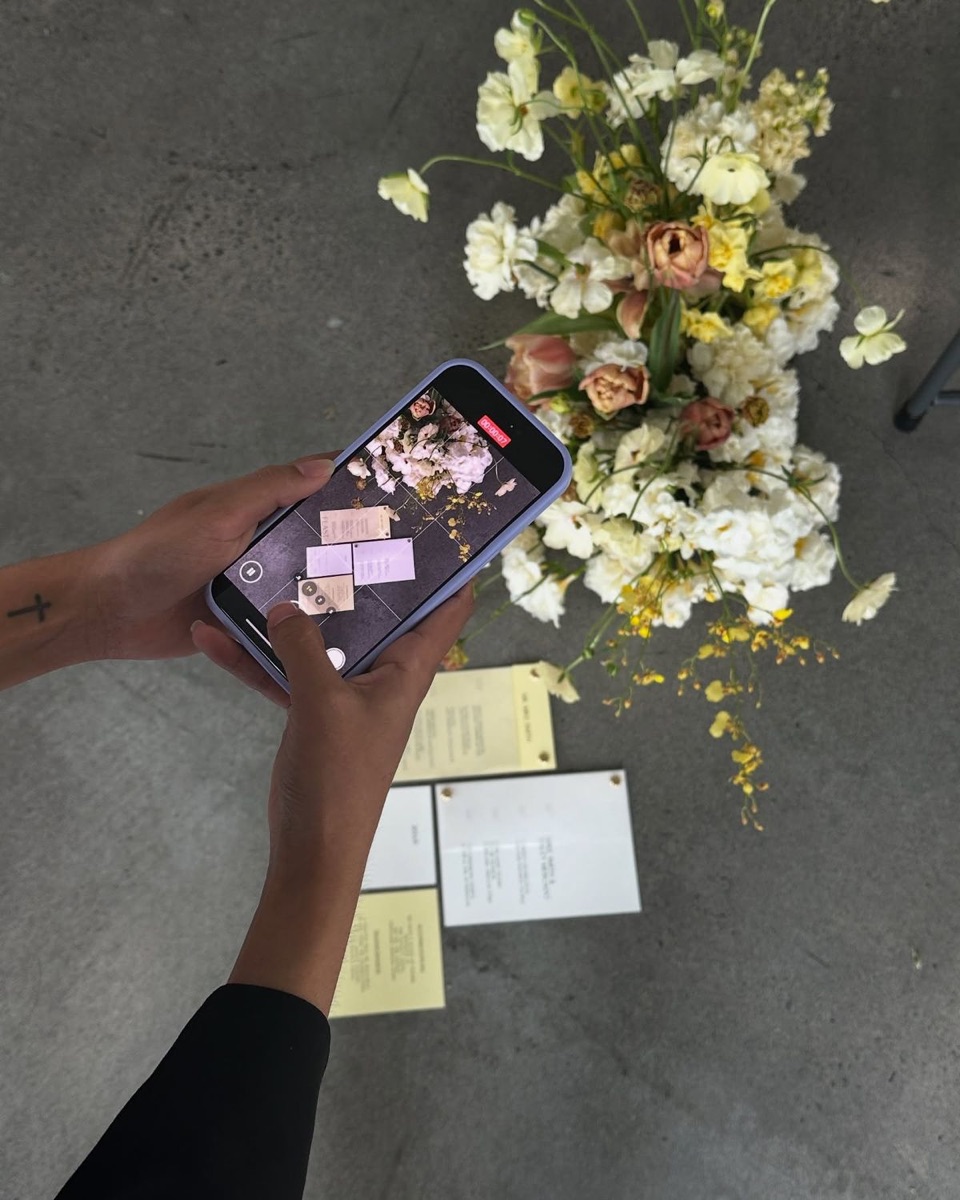 Fotografiando detalles florales y papelería con el celular