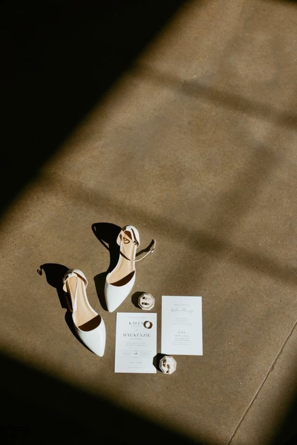 Zapatos de novia y papelería